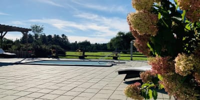A sunny day at Spa Champêtre La Belle Blanche in Montérégie.