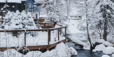 A woman at Strøm Nordic Spa Saint-Sauveur in winter.