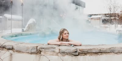 Woman in a spa at Strøm spa nordique Sherbrooke.