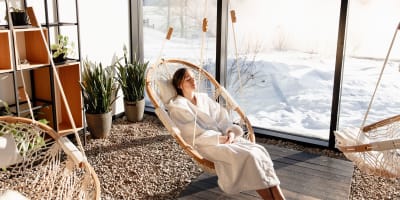 Woman relaxing at Strøm spa nordique Vieux-Québec.