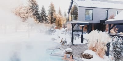 Couple at Strøm Nordic Spa Mont-Saint-Hilaire in winter.