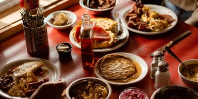 Plats de cabane à sucre à la Sucrerie Bonaventure.