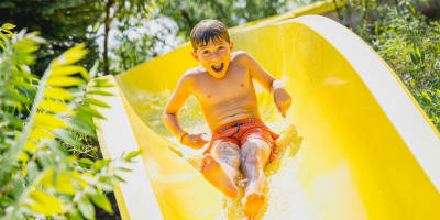enfant dans une glissade d'eau.