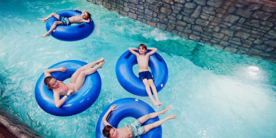 Enfants qui flottent sur de grandes bouées bleues au Bora Parc.