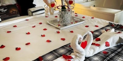 Hôtel Spa Watel - Romantic decorations on a bed