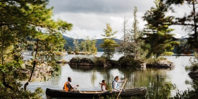 Personnes faisant du canot.