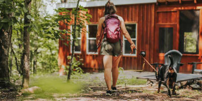 Femme promenant son chien.