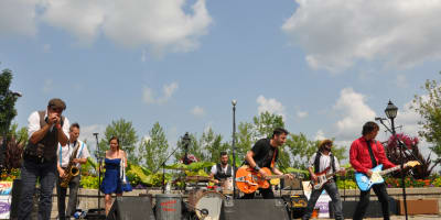 A summer SHOW - Musicians playing outdoors
