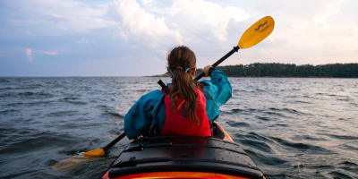 Femme en kayak de mer.