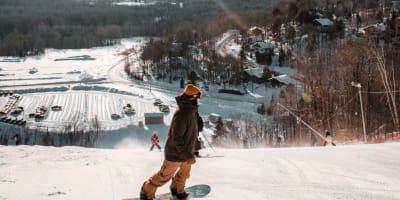 Person snowboarding at Vallée du Parc.