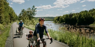 Famille en vélo à la Véloroute de la Chaudière.