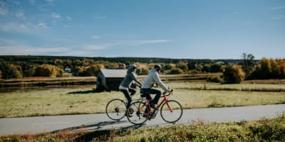 Deux personnes en vélo sur la Véloroute de la Chaudière.