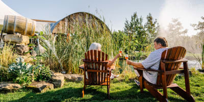 Vignoble de Pomone - Un couple assis sur des chaises à l'extérieur