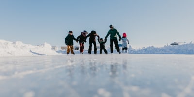 Family skating at the Village sur glace Roberval.