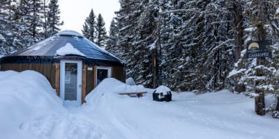 A yurt from Yourte Expérience Charlevoix in winter.