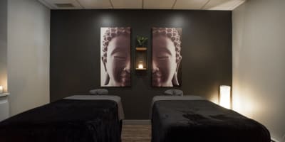Deux tables de massage au Zen Évasion Spa.