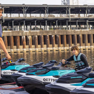 Tour guidé en motomarine – Ponts, skyline et sensations fortes