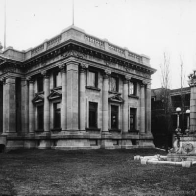 Into the Archives: Fragments Bring to Light a Scientific Past