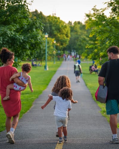 Famille qui marche dans un parc