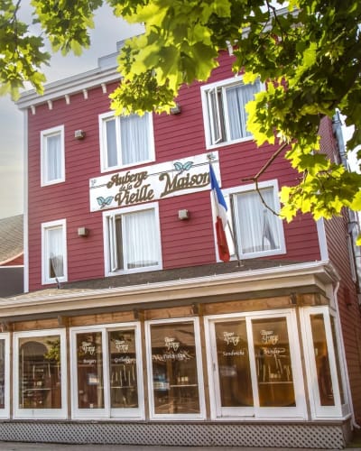 Auberge de la Vieille Maison - Facade of the inn and restaurant