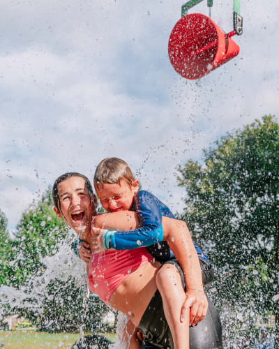 Camping du Pont Couvert - Two individuals in water games