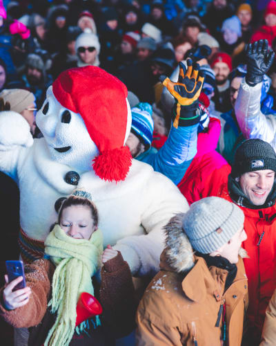 Carnaval de Québec - Bonhomme Carnaval dans une foule