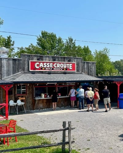Casse-Croûte du Roy - The restaurant's exterior in summer