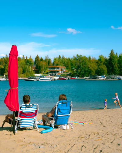 Centre de villégiature Dam-en-Terre - Deux personnes assises sur des chaises à la plage