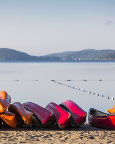 Centre touristique du Lac-Simon - Canoes on the beach