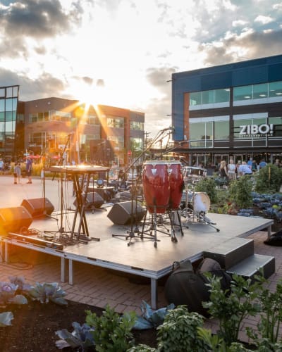 Une petite scène de concert en plein air, entouré du centre commercial Centropolis.