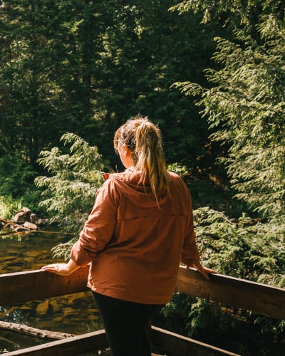 Circuits et sentiers d’interprétation en Petite Nation - Une femme observe la nature
