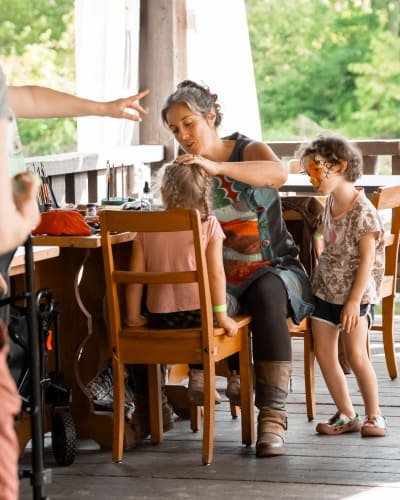 Festi-Enfant au Moulin - Une femme maquille un enfant