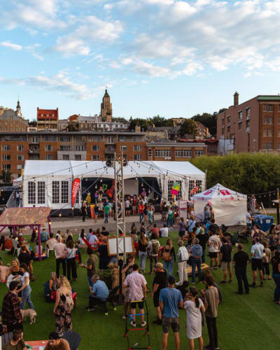 Une foule à l'extérieur au Festibière de Québec