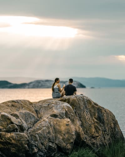 Couple au bord de la mer