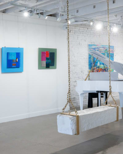 Galerie Angelina - Œuvres d'art et un piano dans une salle blanche