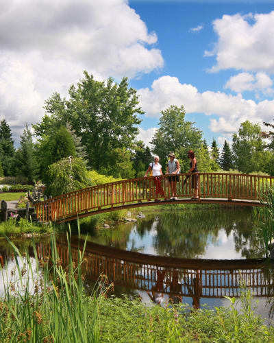 Jardin Scullion - Trois femmes sur un petite pont