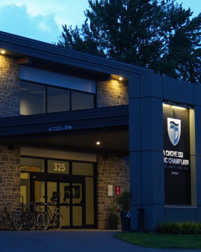 La cache du lac Champlain - Building facade in the evening.