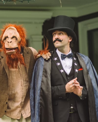 La Grande Échappée - Une personne déguisée en magicien accompagnée par une personne déguisée en singe.