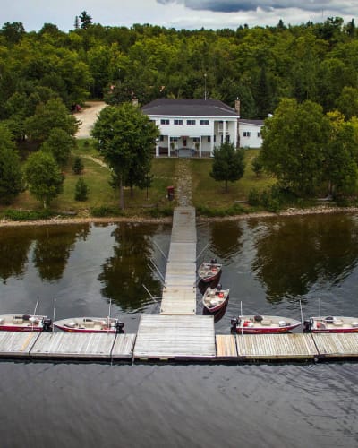 La Réserve Beauchêne - A dock with several small boats