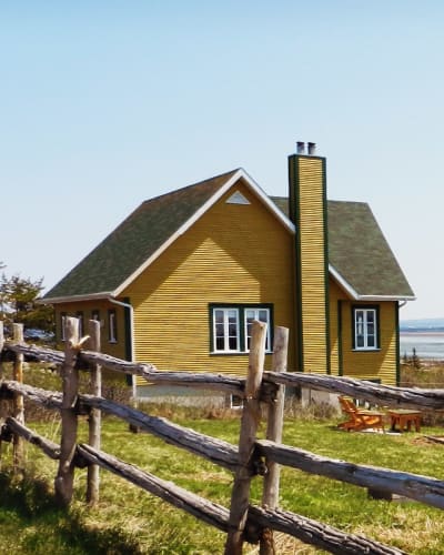 Le Bout d'En Haut - Yellow residence on the edge of the water