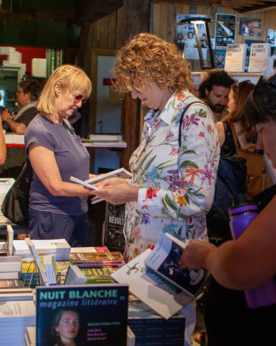 Les Correspondances d’Eastman - People checking out books in a bookshop