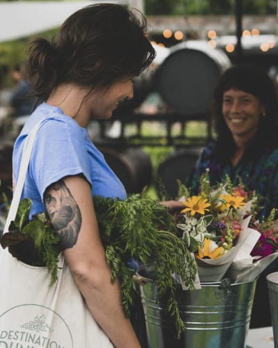 Marchés publics de Brome-Missisquoi : femme magasinant