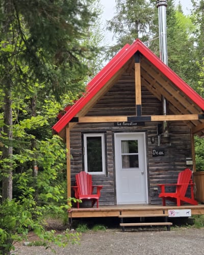 Micro-Chalets des Appalaches - Small cabin with two red chairs on the deck