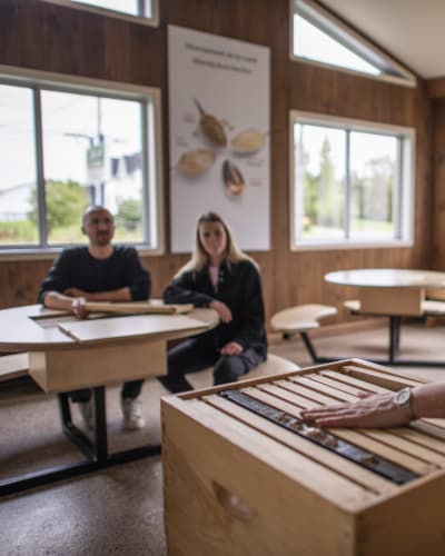 Miel des Ruisseaux - Économusée® de l’apiculteur - Deux personnes sont assises et regardent un animateur