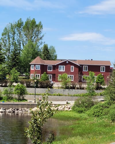 Motel La Bell' Villa - Red building near a body of water