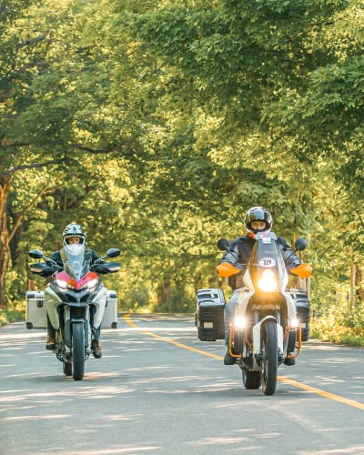 2 motocyclistes sur la route