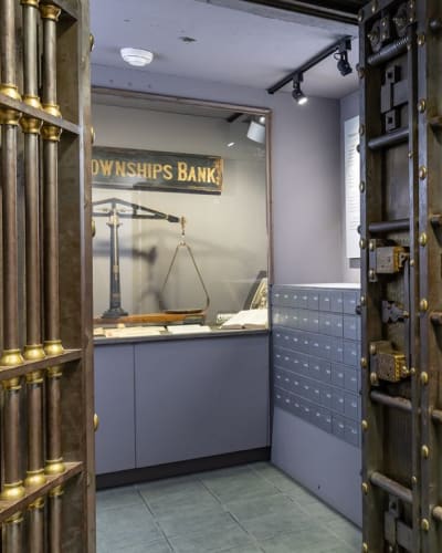 Historic visit: From bank to museum!