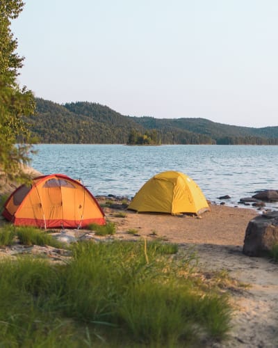 Parc régional du Poisson Blanc - Two tents on the waterfront