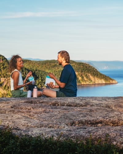 Saguenay Fjord : couple admirant le Fjord