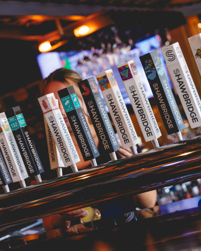 Shawbridge - Microbrasserie et Charcuteries - Une rangée de tireuses à bière